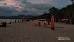 Santai Sore di Pantai Pulau Merah
