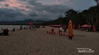 Duduk santai menikmati panorama sore hari di Pantai Pulau Merah
