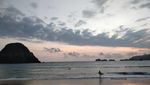 Santai Sore di Pantai Pulau Merah