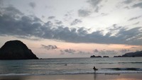 Terlihat beberapa wisatawan asing masih melanjutkan aktivitas surfingnya