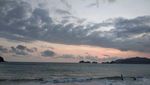 Santai Sore di Pantai Pulau Merah