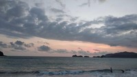Bermain ombak atau bermain pasir, tetap perhatikan keselamatan ya traveler