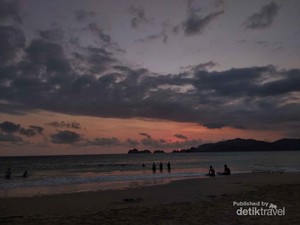 Santai Sore di Pantai Pulau Merah