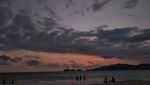 Santai Sore di Pantai Pulau Merah