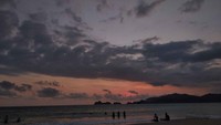 Menikmati senja di Pantai Pulau Merah