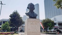Patung Ismail Marzuki yang menjadi inspirasi nama pusat kesenian dan kebudayaan ini.