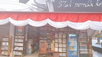 Toko buku kecil di depan gedung pertunjukan di TIM.