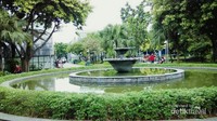 Sayangnya, kolam air mancurnya kurang terawat ya.