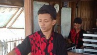 Petugas yang bertugas menyiapkan Saoto Bathok