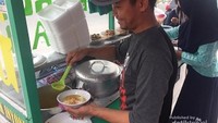 Udin dan Istri melayani pembeli