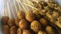 Sate hati dan telur menambah nikmat sarapan bubur ayam Jawa