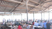 Suasana makan siang, selalu ramai