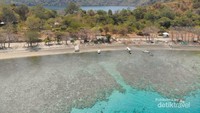 Pulau kecil yang mempunyai danau indah tepat di tengahnya