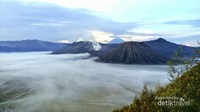 Sunrise dari penanjakan penampakan Gunung Bromo, Batok, Semeru