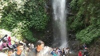 Weekend, ramee. Antri dulu jika mau foto di bawah air terjun