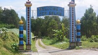 Pintu Masuk hutan pinus kragilan yang sangat sempit.