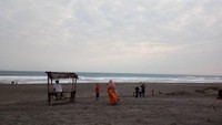 Pantai yang luas akan membuat pengunjung lega dalam menikmati pantai