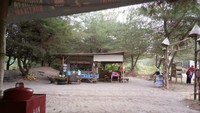 Warung kecil yang menjual makanan dan minuman