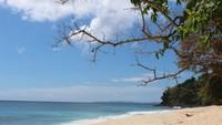 Air laut dengan warna kebiruan serasa memanggil pengunjung untuk segera merenanginya.