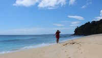 Pasir putih di sepanjang pantai sungguh nyaman ditapaki , bahkan saat siang hari sekalipun.