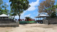 Suasana Pantai Paal pada suatu siang saat sepi pengunjung.