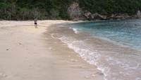 berjalan di sepanjang Pantai Atuh