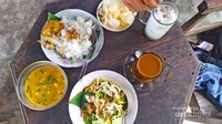 Sajian menu: kopi arjuna, wedang jahe susu, bakmi jawa, dan nasi lodeh