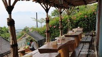 Berbagai pilihan tempat bagi pengunjung yang ingin menikmati makanan.Ada bangku-bangku terbuka dan juga tenda-tenda lucu.