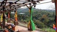 Pemandangan yang terlihat sungguh membuat pengunjung betah berlama-lama sambil menikmati hidangan.