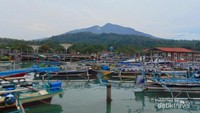 Pantai Boom dengan latar belakang pesona Gunung Rajabasa