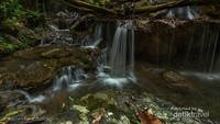 Salah satu sisi air terjun