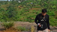 Penulis di foto dari tepian curug awang