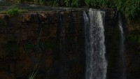 dinding Aliran Ciletuh yang patah akibat gejala geologi yang membentuk curug awang
