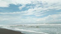 Pasir hitam dan ombak yang berdebur