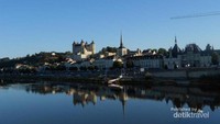 Sungai Loire dan Chateau de Saumur dari kejauhan
