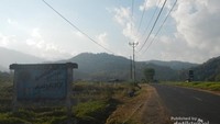 Sebuah tanda selamat datang di Desa Moni