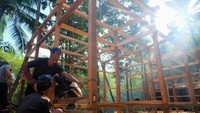 Warga Baduy Luar saling bekerjasama untuk membangun rumah