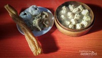 Menu makan pagi khas orang Cina : Dim sum, bakpao, siomay dan Cakwe. Hmmmm, nikmatnya !