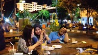 Berlatar pemandangan Malioboro