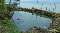 Salah satu kolam buatan yang dibatasi oleh batu karang.