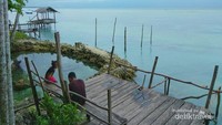 Sedangkan para anak asik bermain.