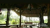 Bentuk bangunan warung kopi merapi, dan tempat duduknya yang sederhana