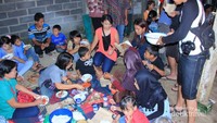 Makan bersama seluruh warga menjadi penutup upacara sedekah