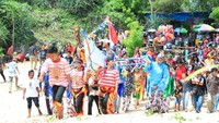 Rombongan pembawa sesaji memasuki kawasan pantai