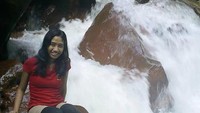 Derasnya air ini agak jauh lho