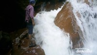 Di Kaki Air Terjun Curug Seribu