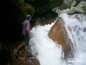 Segar! Main Air di Curug Seribu Akhir Pekan Ini