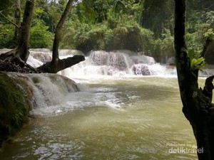 Segarnya Air Terjun Kuang Si di Luang Prabang