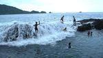 Segarnya Basah-basahan di Kolam Alami, Pantai Laguna Lampung