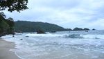 Segarnya Basah-basahan di Kolam Alami, Pantai Laguna Lampung